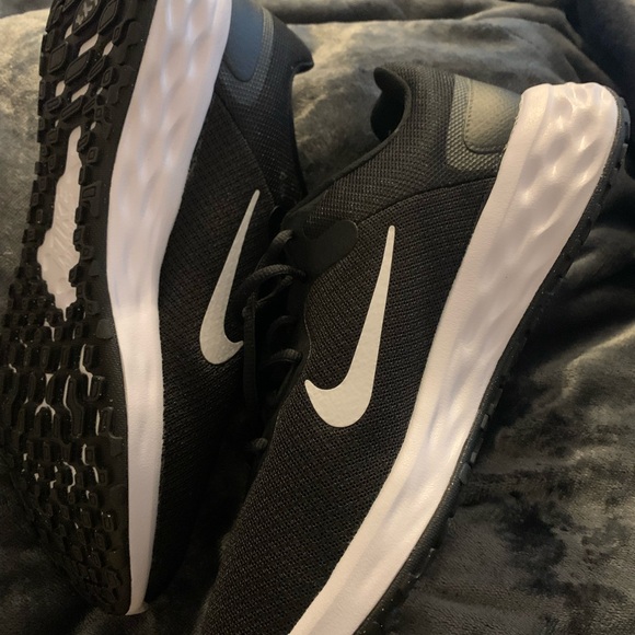 Nike Black and White Athletic Shoes - Picture 3 of 5